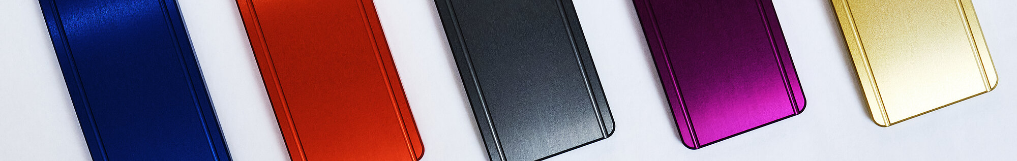 Eloxierte Aluminiumbauteile in Blau, Grau, Violett und Gold